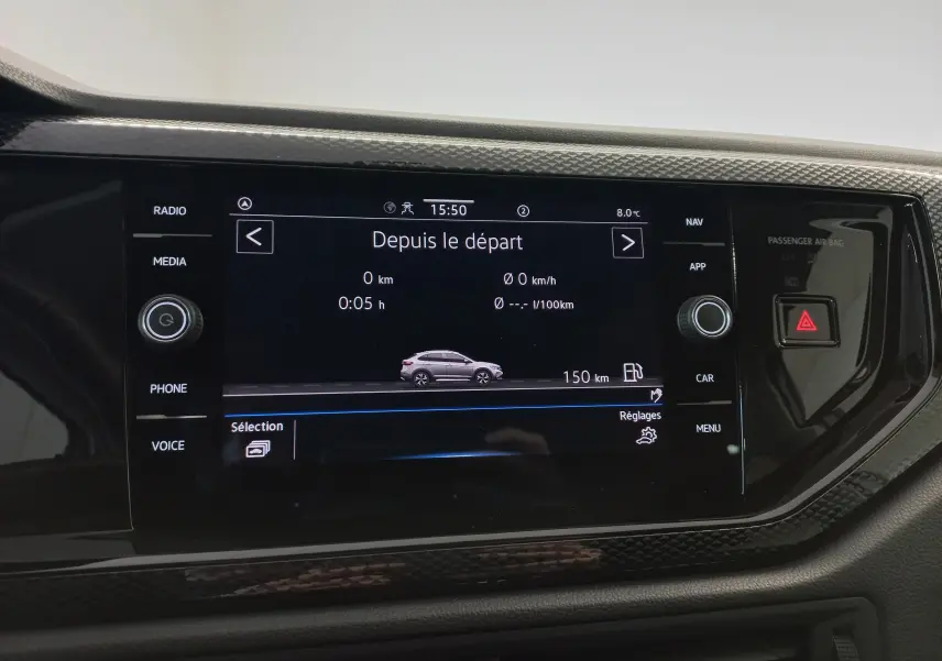 Écran central affichant l'interface multimédia du Volkswagen Taigo 2025 avec vue latérale grise du véhicule.