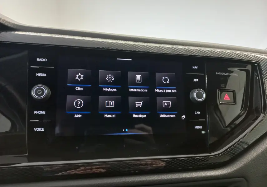 Écran tactile central du Volkswagen Taigo 2025 affichant le menu principal avec commandes climatisation et réglages.