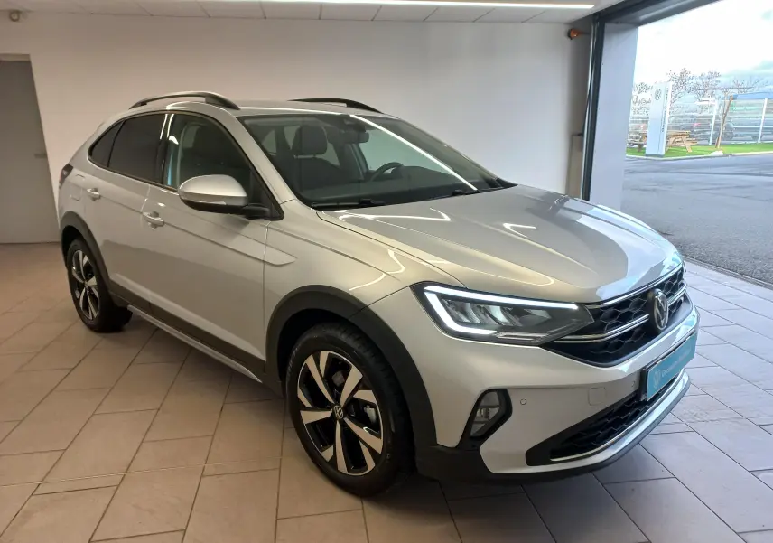 Volkswagen Taigo 2025 en reflet d'argent, vue 3/4 avant droit, avec jantes alliage 17 pouces et antibrouillards.