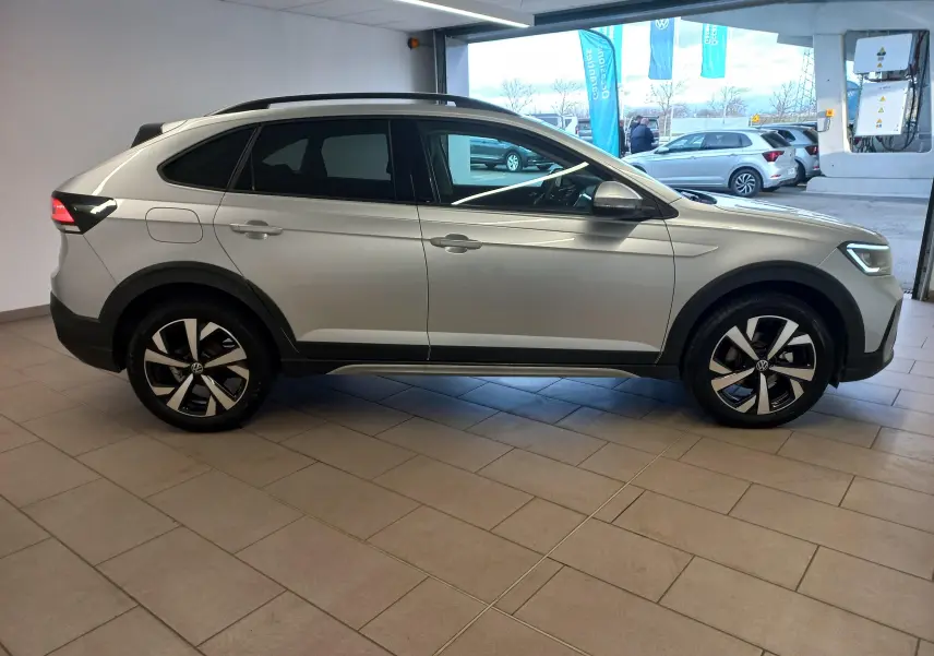 Vue de profil côté gauche d'un Volkswagen Taigo 2025 en peinture métallisée Reflet d'argent avec jantes alliage Aberdeen 17 pouces.