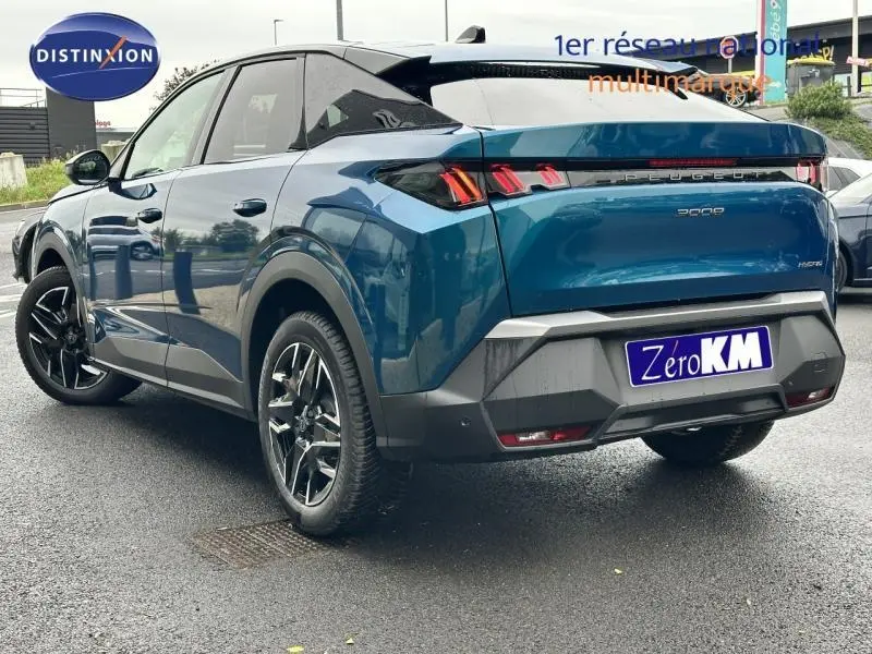Vue 3/4 arrière droite d'un Peugeot 3008 bleu Obsession 2025 avec feux arrière LED et jantes alliage noires.