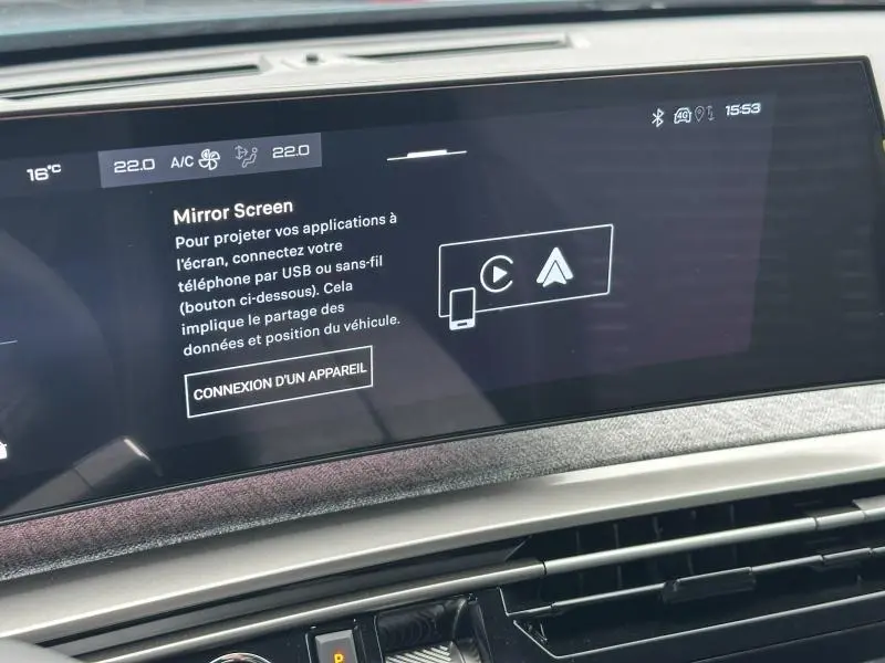 Écran tactile central du tableau de bord du Peugeot 3008 bleu 2025 affichant la fonction Mirror Screen