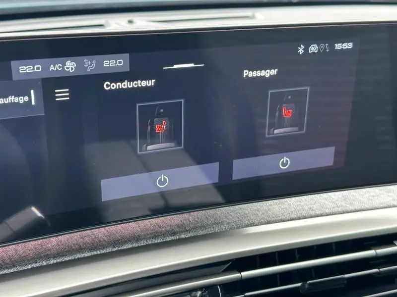 Écran tactile intérieur du Peugeot 3008 bleu 2025 montrant la commande des sièges chauffants conducteur et passager.
