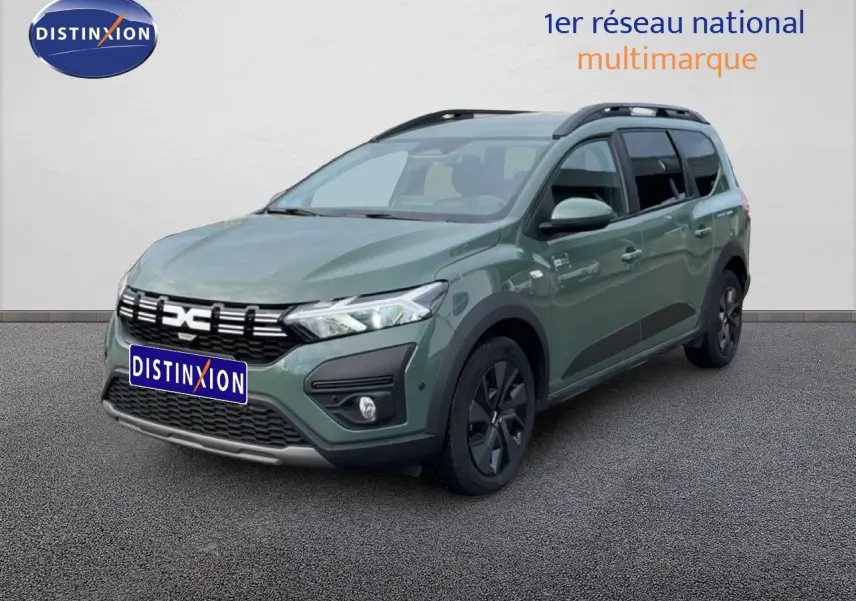 Dacia Jogger 2025 kaki lichen en 3/4 avant droit, avec toit noir et jantes foncées distinctives.