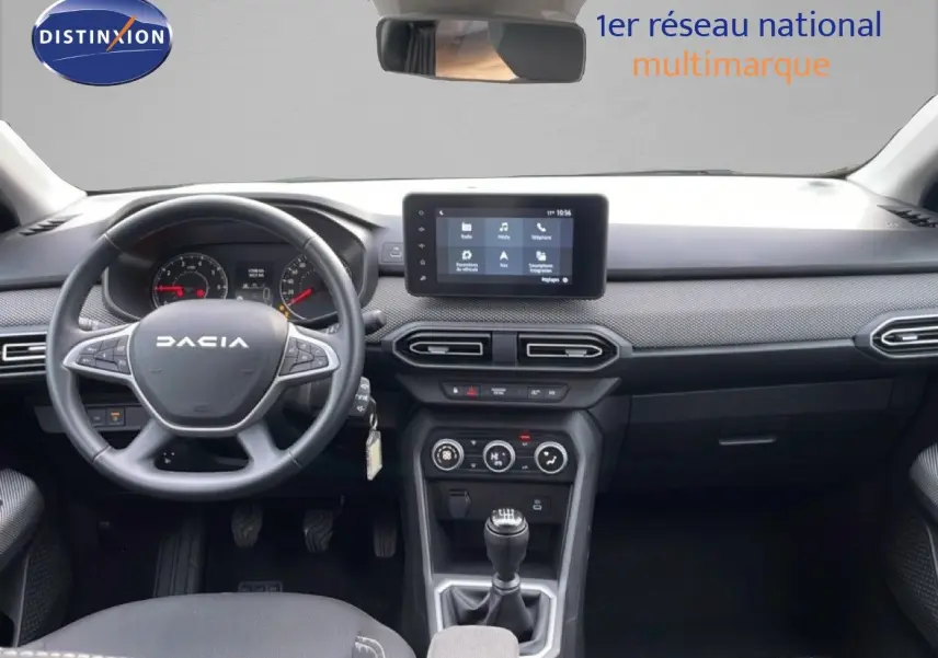 Vue intérieure frontale du tableau de bord du Dacia Jogger kaki, avec volant multifonction et écran tactile central.