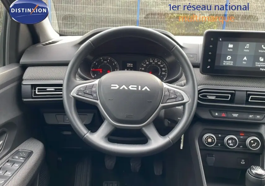 Vue intérieure centrée sur le volant DACIA noir et le tableau de bord avec écran tactile du Dacia Jogger 2025.