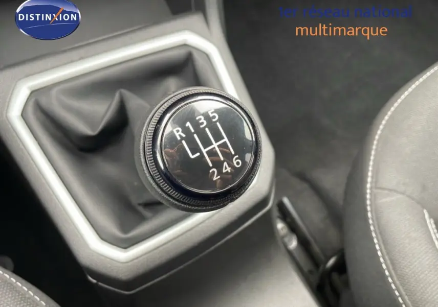 Gros plan sur le levier de vitesses manuel de la Dacia Jogger 2025, finition Expression, intérieur noir.