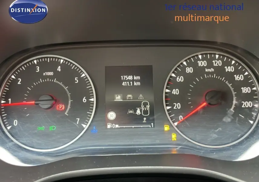 Vue rapprochée du tableau de bord du Dacia Jogger 2025 montrant le compteur et l'odomètre à 17 548 km.