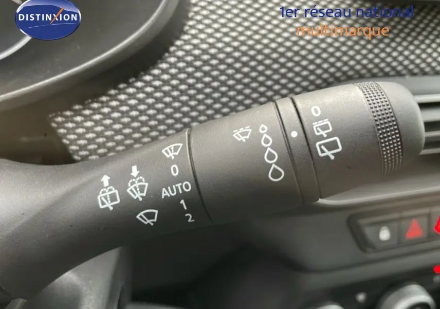 Gros plan sur la commande des essuie-glaces dans l’habitacle du Dacia Jogger 2025, finition Expression.