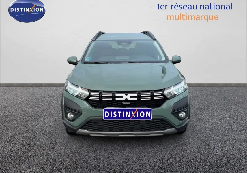 Vue avant d'un Dacia Jogger 2025 kaki lichen avec calandre noire et phares LED allumés.