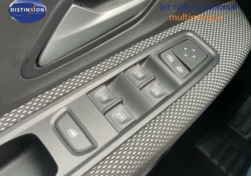 Gros plan sur les commandes des vitres électriques et réglages des rétroviseurs côté conducteur du Dacia Jogger 2025.