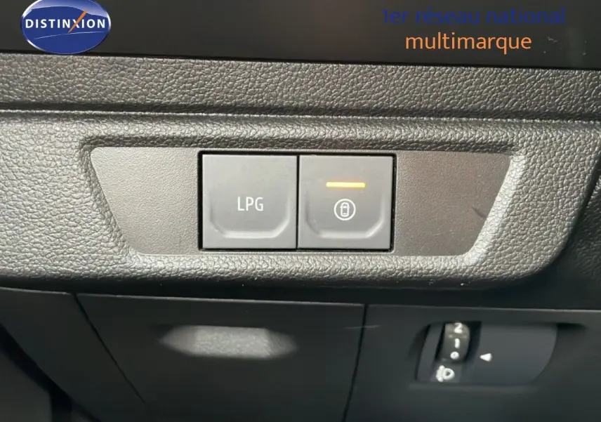 Gros plan sur les boutons de commande LPG et verrouillage, intérieur noir texturé du Dacia Jogger kaki lichen 2025.