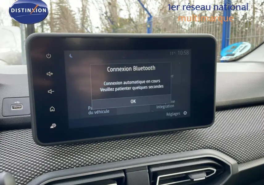 Vue intérieure centrée sur l’écran tactile du tableau de bord du Dacia Jogger 2025, affichant une connexion Bluetooth en cours.