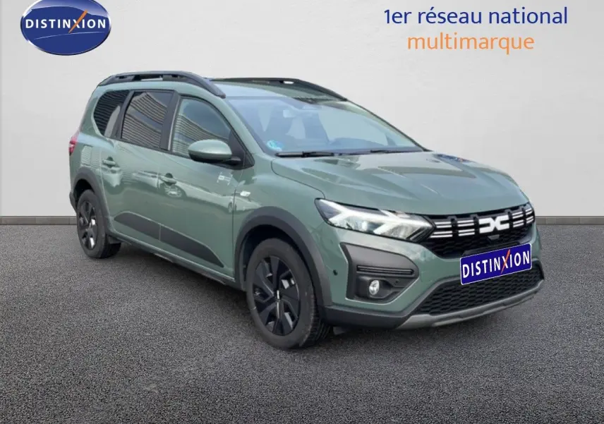 Vue 3/4 avant droite d'un Dacia Jogger 2025 kaki lichen avec jantes noires et barres de toit noires.