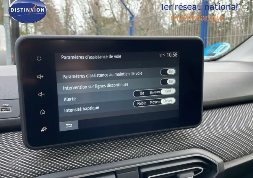 Écran tactile central affichant les paramètres d’assistance de voie dans l’habitacle du Dacia Jogger 2025.