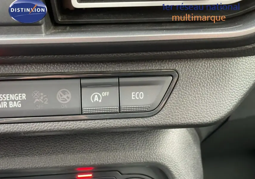 Détail intérieur du tableau de bord du Dacia Jogger 2025 montrant les boutons ECO et désactivation start-stop en plastique noir.