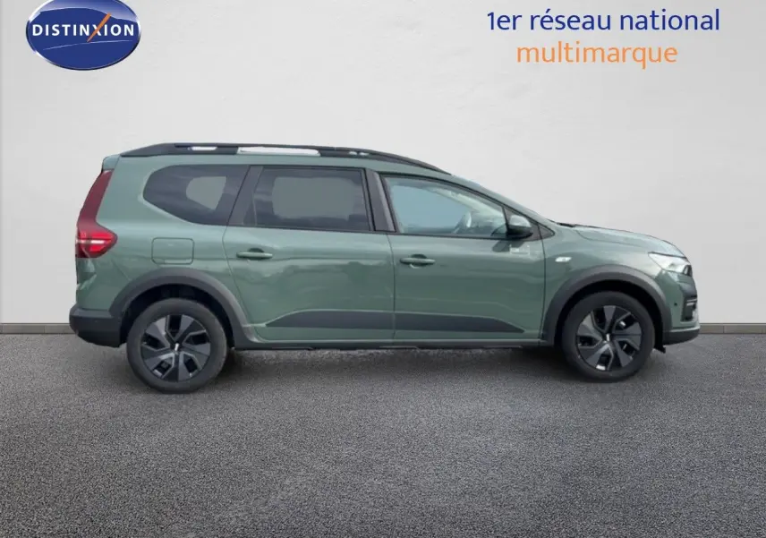 Vue de profil côté droit d'un Dacia Jogger 2025 kaki lichen avec jantes noires et toit noir.