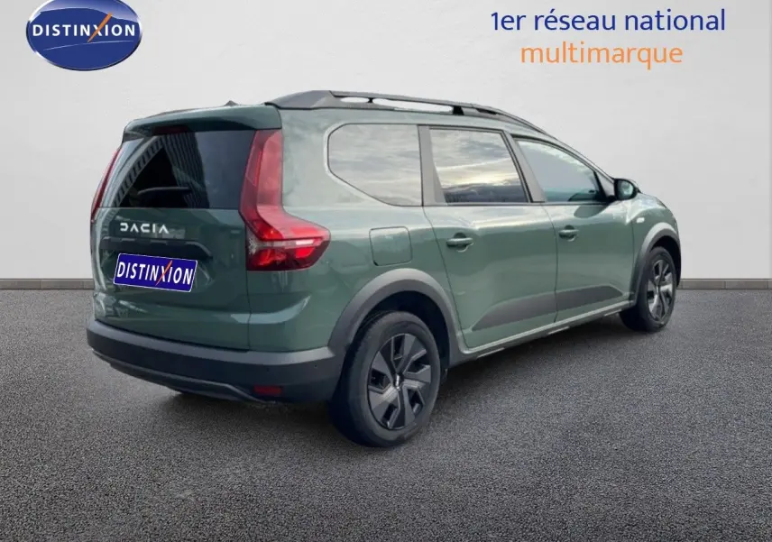 Vue 3/4 arrière droite d'un Dacia Jogger 2025 kaki lichen avec toit noir et feux arrière en forme de L.