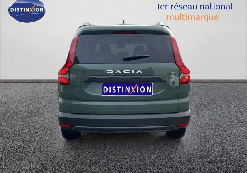Vue arrière d'un Dacia Jogger 2025 kaki lichen avec feux LED en forme de boomerang et logo distinctif sur hayon.