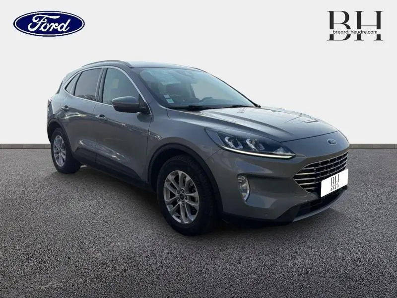 Ford Kuga 2.0 EcoBlue gris Solar métallisé en vue 3/4 avant, avec calandre distinctive et jantes alu.