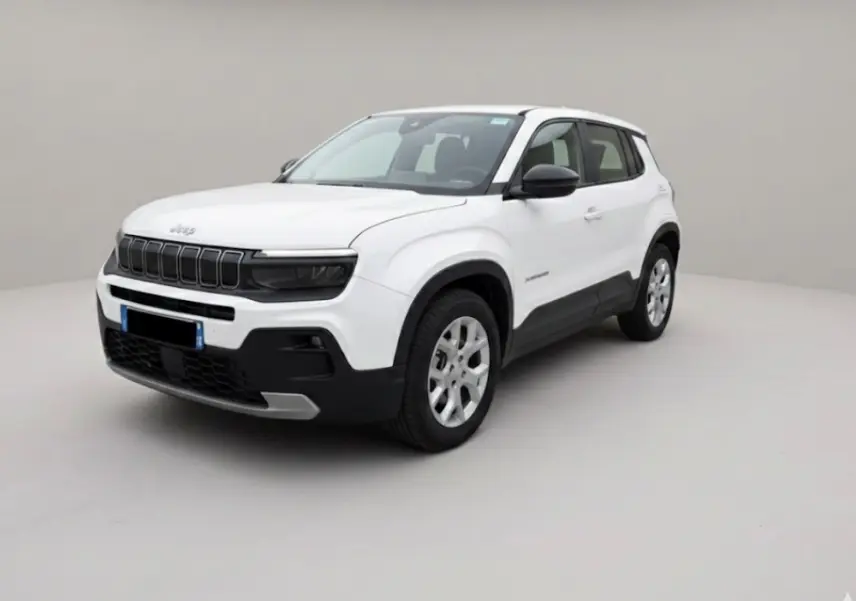 Jeep Avenger blanc en vue 3/4 avant droit, avec calandre noire et jantes alliage 17 pouces visibles.