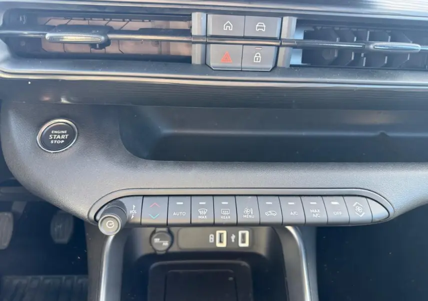 Détail de la console centrale du Jeep Avenger 2025, montrant les commandes de climatisation et le bouton start/stop.