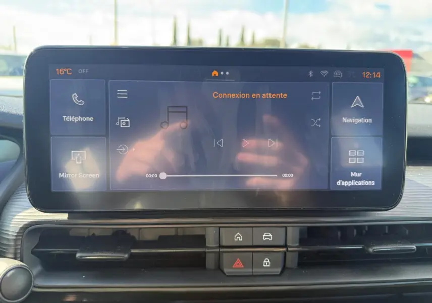 Écran tactile central du tableau de bord du Jeep Avenger 2025, affichant les options multimédia et navigation.