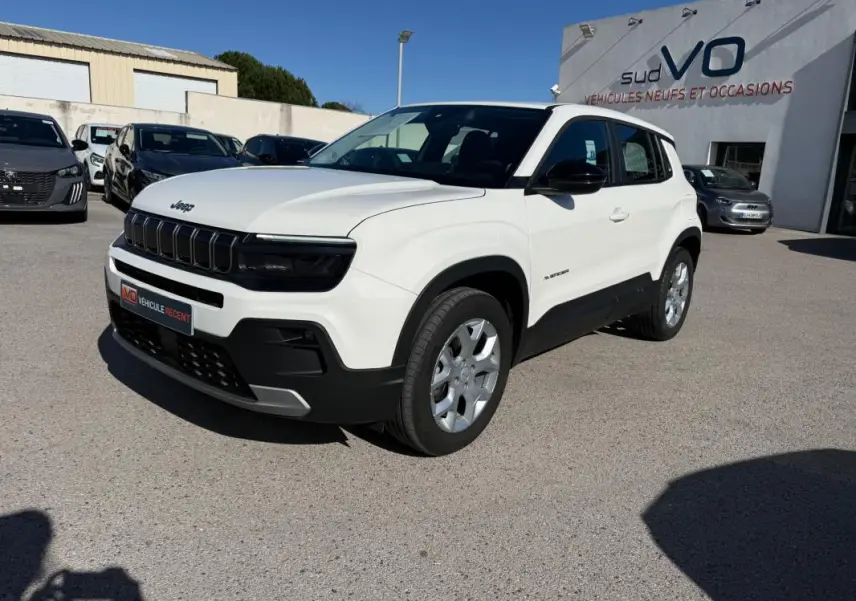 Jeep Avenger blanc en 3/4 avant droit, avec jantes alliage 17 pouces et calandre noire distinctive.