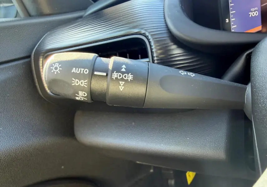 Gros plan sur la commande des phares et clignotants dans l'habitacle du Jeep Avenger 2025, finition Altitude.