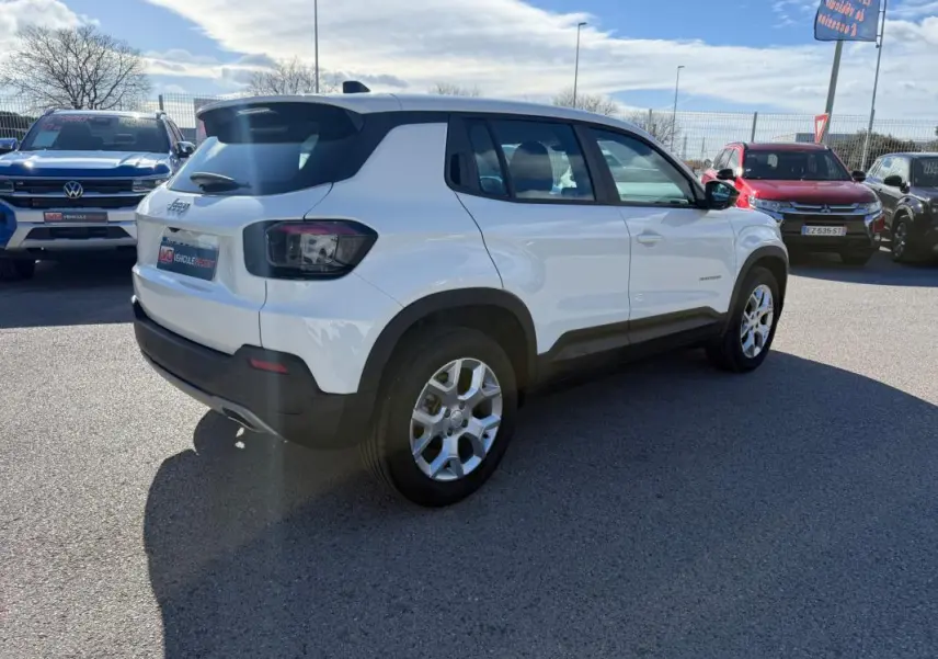 Jeep Avenger blanc en vue 3/4 arrière droit, avec jantes alliage 17 pouces et feux arrière fumés.
