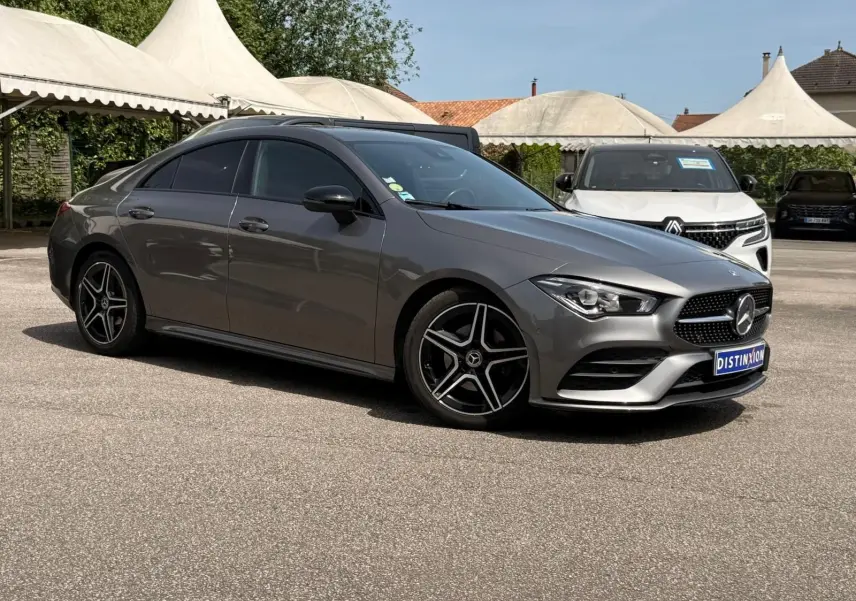 Mercedes Classe CLA 180 D AMG Line gris montagne vue 3/4 avant droit avec jantes étoile noires et vitres teintées.