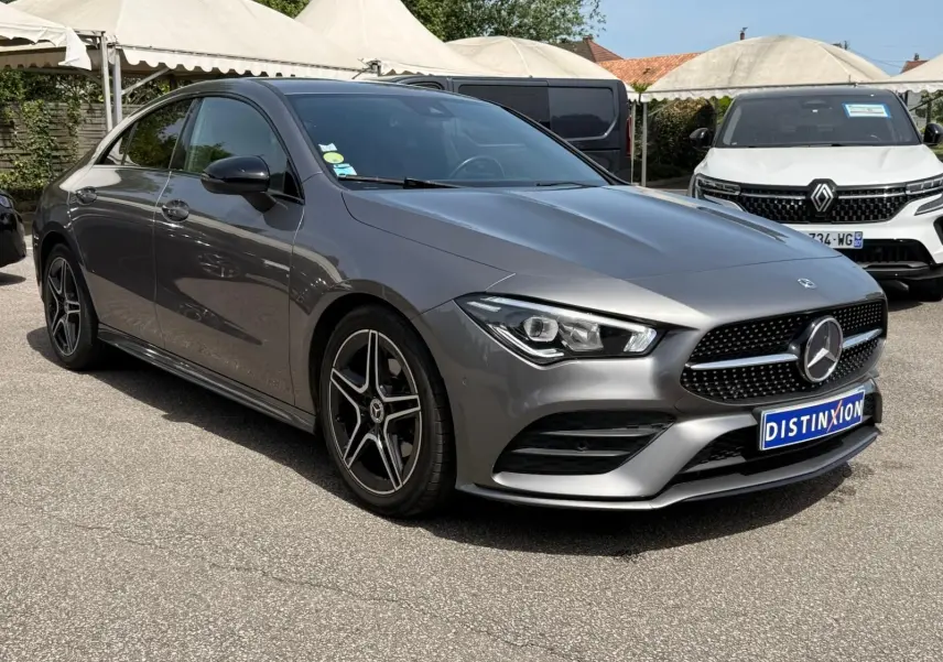 Mercedes Classe CLA 180 D AMG Line gris montagne vue 3/4 avant droit, avec jantes alliage et calandre noire à étoile centrale.