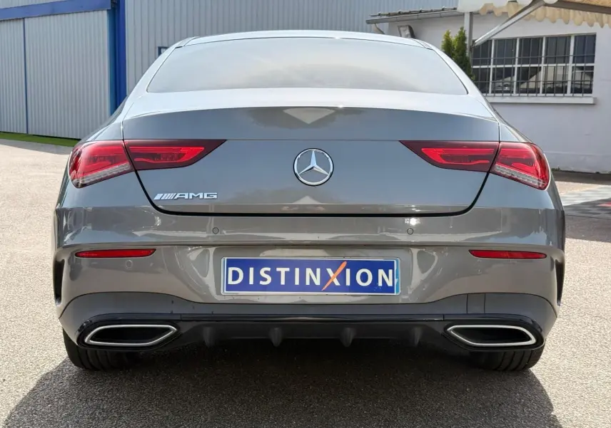 Vue arrière d’une Mercedes Classe CLA 180 D AMG Line gris montagne avec feux LED et double sortie d’échappement chromée.