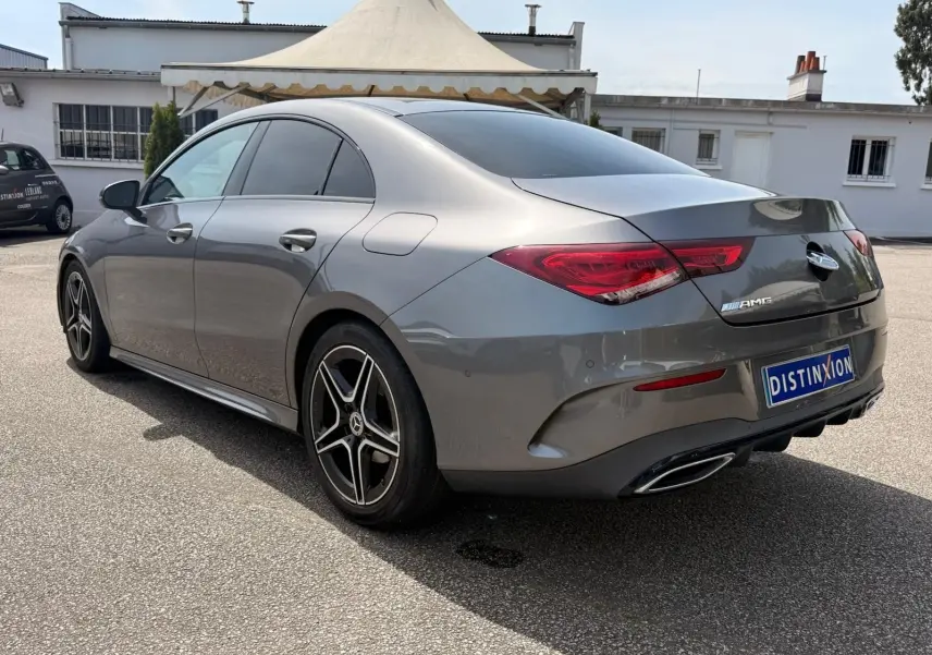 Mercedes Classe CLA 180 D AMG Line gris montagne vue 3/4 arrière droit, avec jantes AMG et feux LED distinctifs.