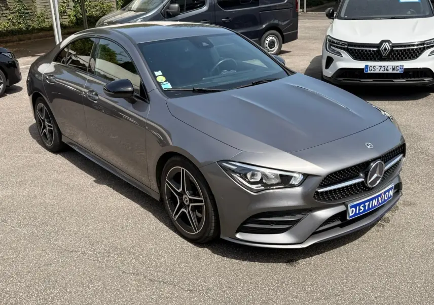 Mercedes Classe CLA 180 D gris montagne en 3/4 avant droit, avec jantes AMG et calandre étoilée distinctive.