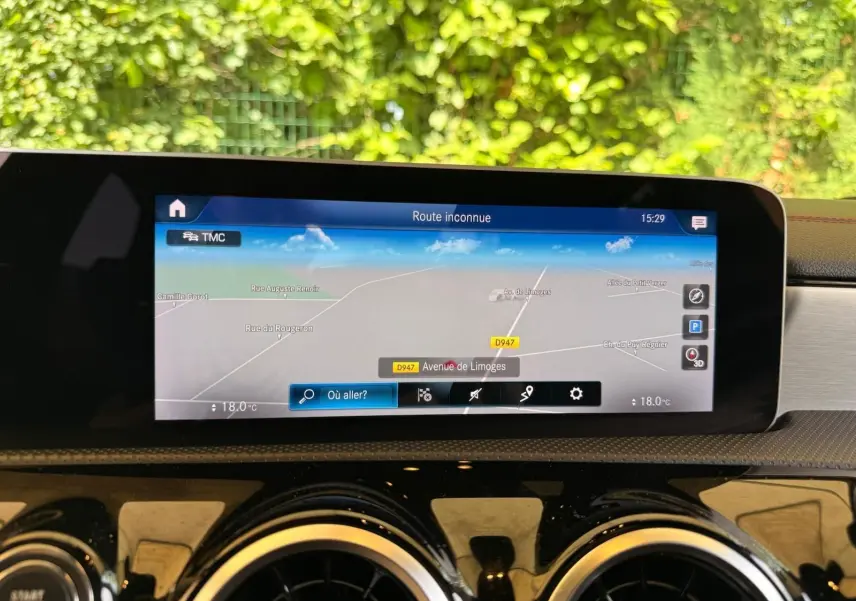 Écran central du système de navigation de la Mercedes Classe CLA 180 D AMG Line 2019 affichant une carte avec itinéraire.