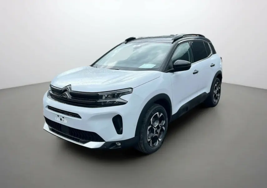 Citroën C5 Aircross blanc okénite en 3/4 avant droit avec toit noir et jantes alu 18 pouces distinctives.
