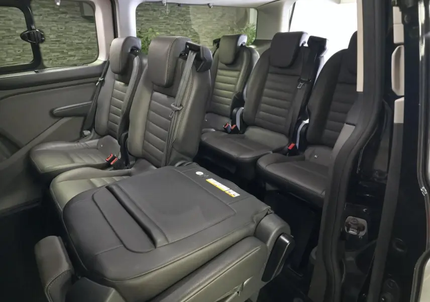 Vue intérieure côté droit du Ford Transit Custom 2022, montrant les sièges en cuir gris anthracite modulables et individuels.
