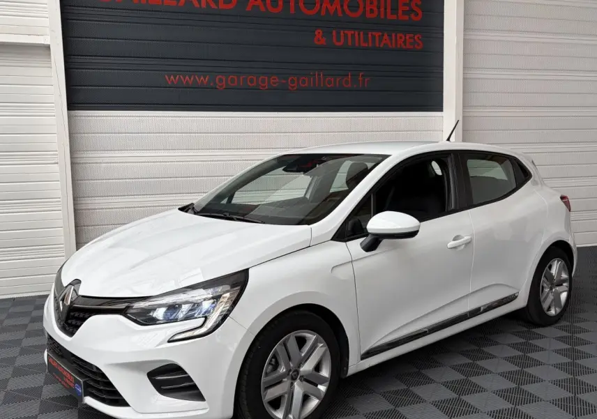 Renault Clio Business E-Tech hybride blanc vue 3/4 avant droit, avec phares LED et jantes alliage visibles.