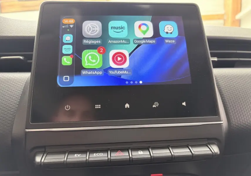 Écran tactile central de la Renault Clio Business E-Tech hybride 2022 avec interface Apple CarPlay affichée.
