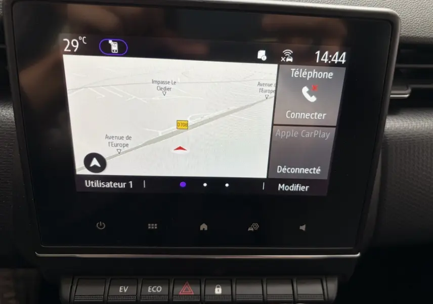 Écran tactile central de navigation et multimédia de la Renault Clio Business E-Tech hybride 2022, affichage clair.