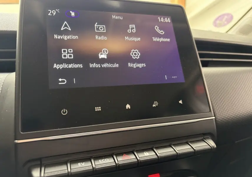 Écran tactile central de la Renault Clio Business E-Tech hybride blanc, affichant le menu navigation et réglages.