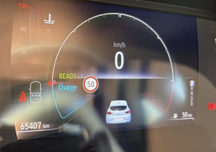 Affichage numérique du combiné instruments de la Renault Clio Business E-Tech hybride blanc, montrant la vitesse à 0 km/h.