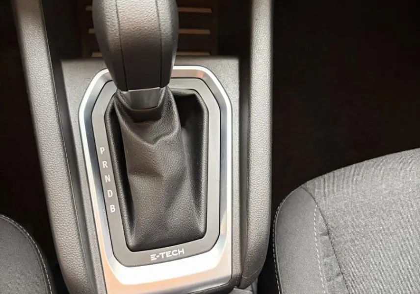 Gros plan sur la commande de boîte automatique noire avec logo E-TECH et port USB de la Renault Clio Business hybride 2022.