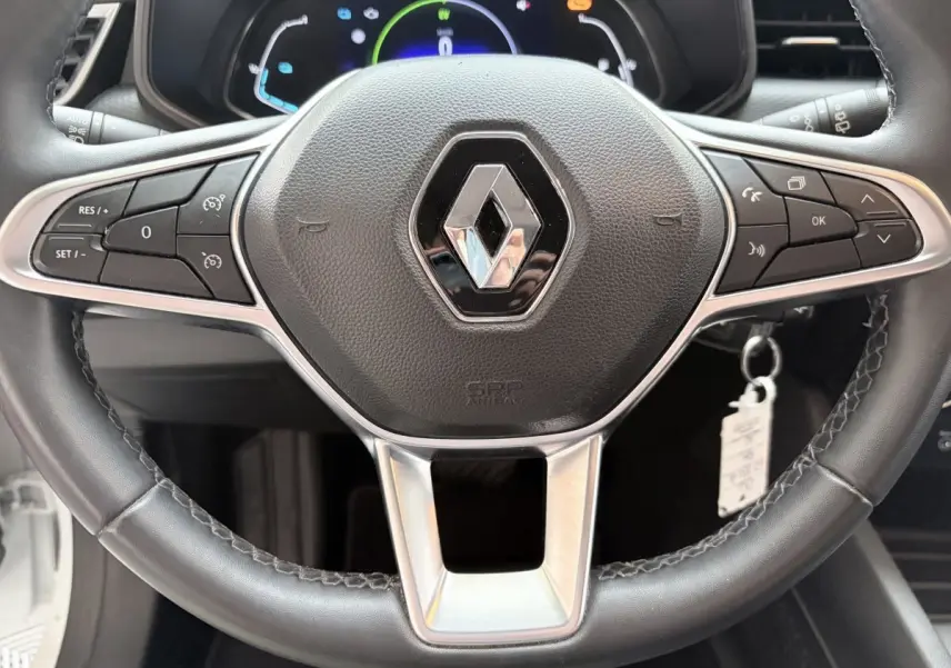 Vue rapprochée du volant en cuir synthétique noir de la Renault Clio Business E-Tech hybride 2022 avec commandes multifonctions.