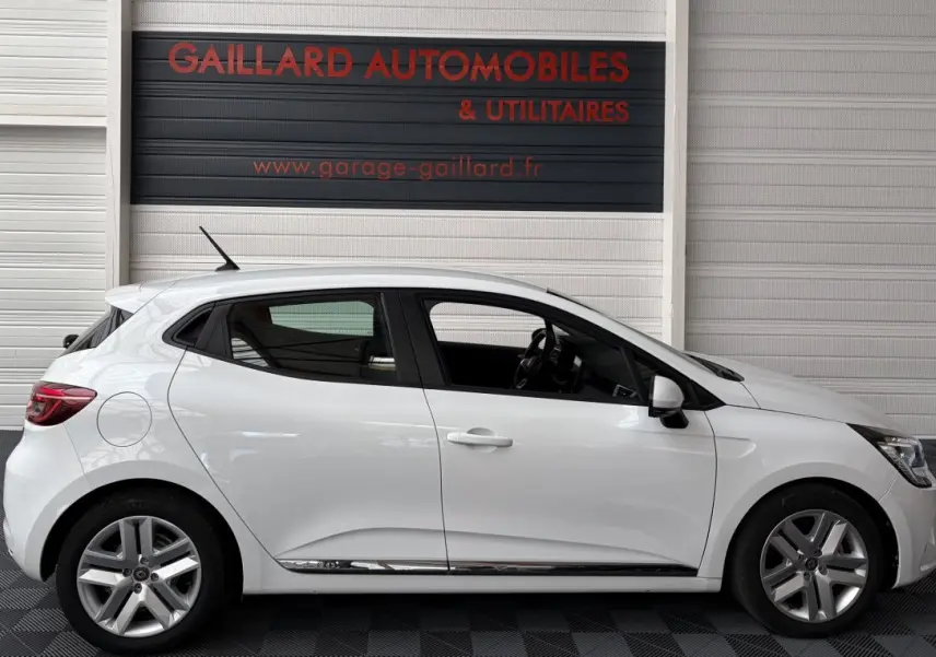 Profil droit d'une Renault Clio Business E-Tech hybride blanche 2022, avec jantes alliage et rétroviseurs électriques.