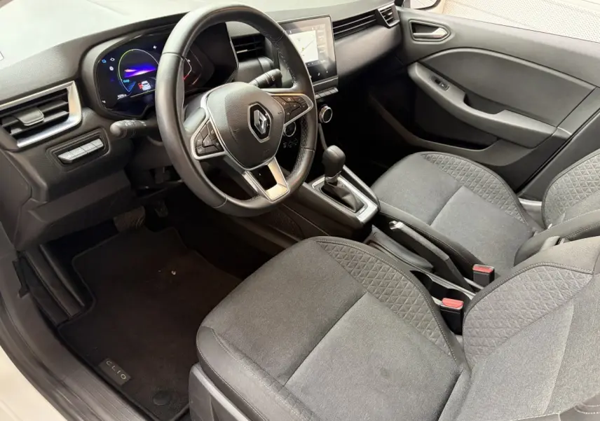Vue intérieure côté conducteur de la Renault Clio Business E-Tech 2022, volant cuir multifonctions et sièges tissu gris.