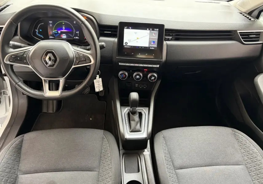 Vue intérieure avant de la Renault Clio Business E-Tech hybride 2022, avec volant cuir multifonctions et écran tactile central.