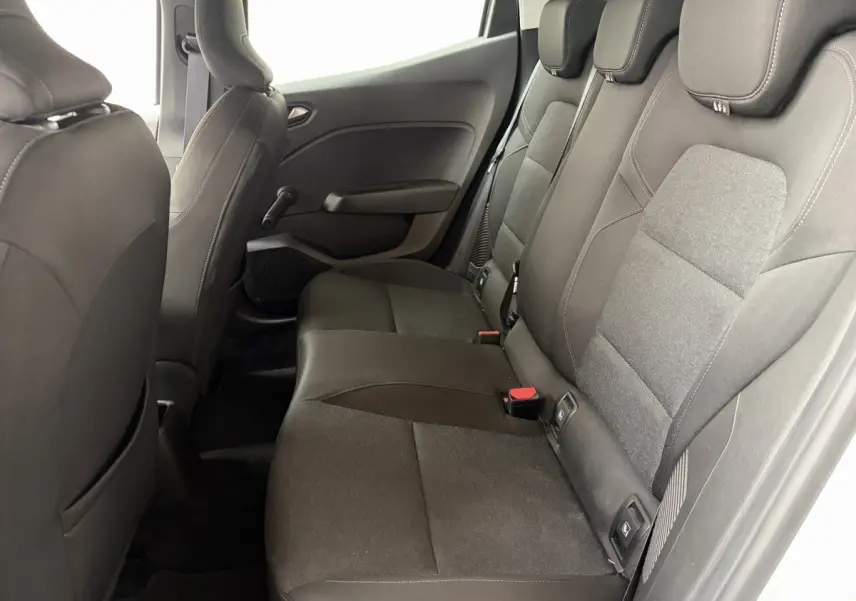 Vue intérieure côté droit montrant la banquette arrière noire de la Renault Clio Business E-Tech hybride 2022.