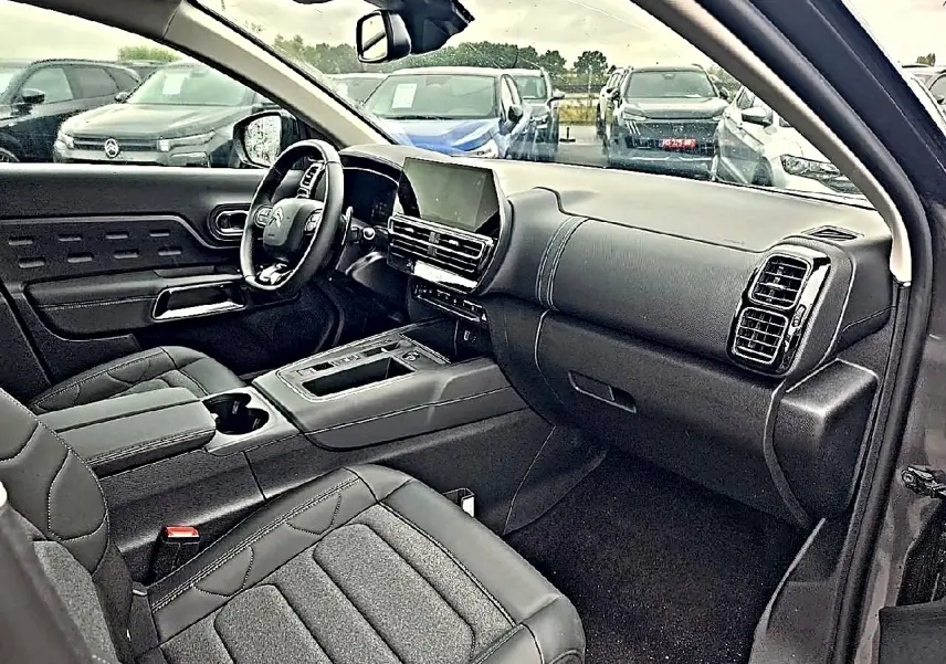 Vue intérieure côté conducteur du Citroën C5 Aircross gris, avec tableau de bord moderne et écran tactile central.